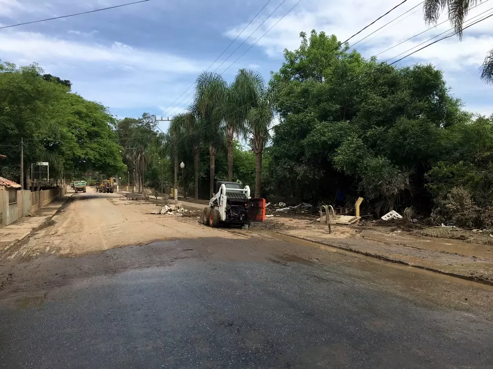 Prefeitura de Rio Negro e parceiros realizam limpeza de ruas impactadas pelas inundações